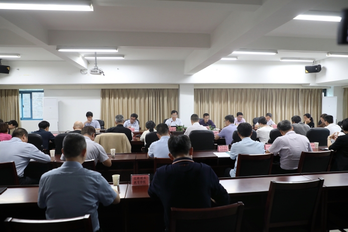 校黨委理論學習中心組專題研討“校園綜合治理” 校黨委理論學習中心組專題研討“校園綜合治理”